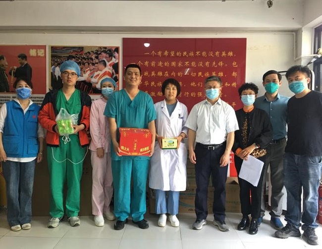 图为中康副主任密忠祥慰问核酸外采队员